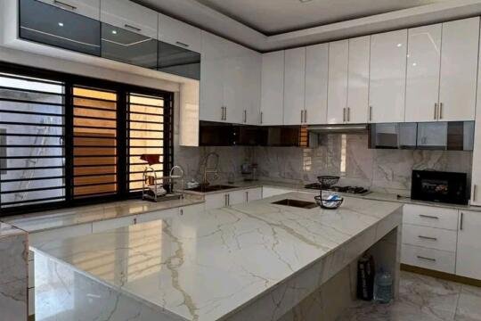 ARRENDA-SE LUXUOSA