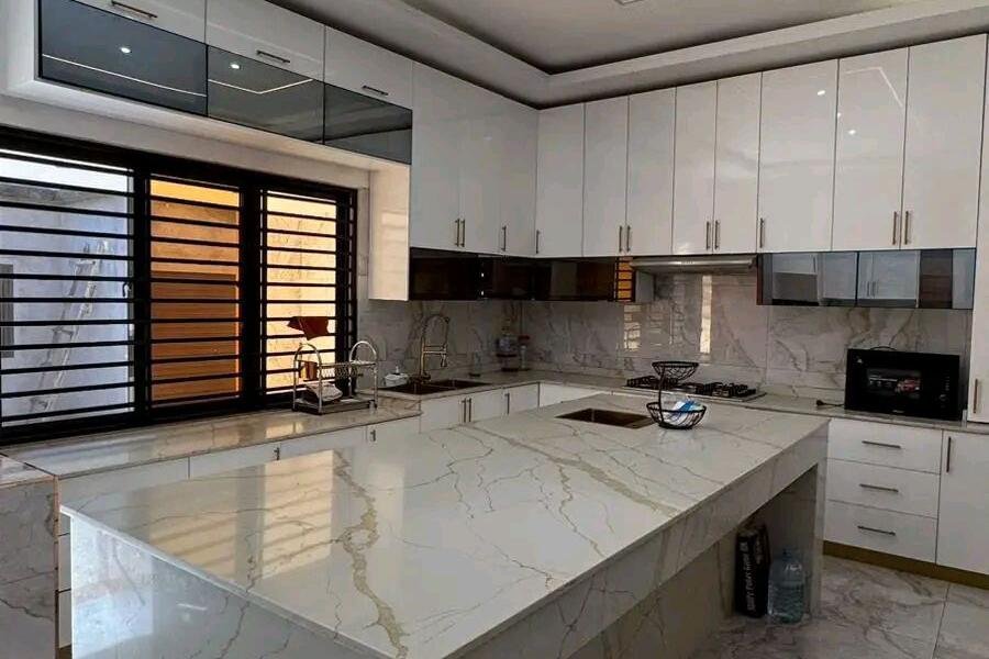 ARRENDA-SE LUXUOSA