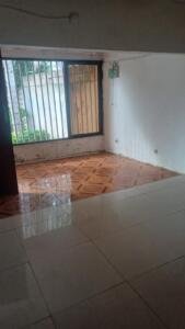 ARRENDA-SE | CASA T2 EM UM CONDOMÍNIO.
